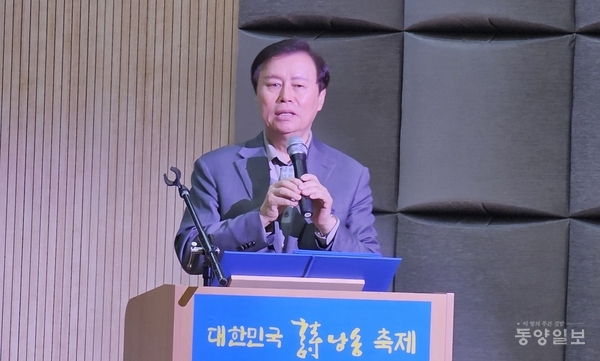 ▲'2025 대한민국시낭송축제'에 출연한 도종환 시인이 자작시 '세시에서 다섯시 사이'를 낭송하고 있다.