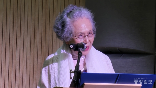 ▲동양일보 주최 '2025 대한민국시낭송축제'에 출연한 박정자 연극배우가 애송시 이어령의 '날개'를 낭송하고 있다.