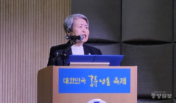 ▲'2025 대한민국시낭송축제'에 출연한 고은정 성우가 애송시 윤동주의 '내 인생에 가을이 오면'을 낭송하고 있다