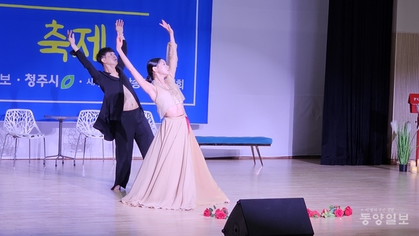 ▲동양일보 주최 '2025 대한민국시낭송축제'에서 전건호·천성현 듀오가 '흩뿌려진 이별의 끝에서' 무용공연을 선보이고 있다.