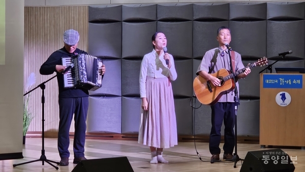 ▲동양일보 주최 '2025 대한민국시낭송축제'에 출연한 노래패 산오락회가 조명희 시 '봄'을 노래하고 있다.