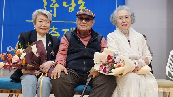 ▲동양일보 주최 '2025 대한민국시낭송축제'에 참가한 (왼쪽부터)고은정 성우, 윤혁민 극작가, 박정자 연극배우가 기념촬영하고 있다.