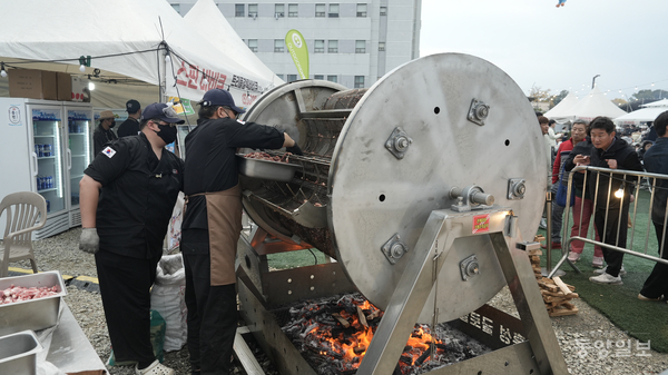 스핀 바베큐 부스에서 고기를 굽고 있는 모습.