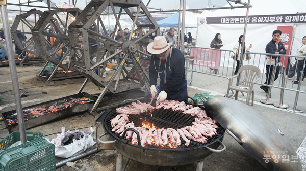 갈매기살을 굽고 있는 글로벌바베큐페스티벌 행사 관계자.