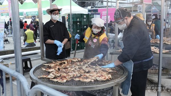 닭고기 바베큐를 준비하는 행사관계자들의 모습.