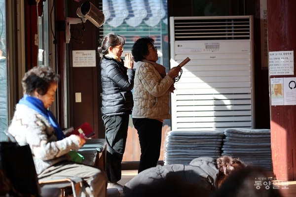 2026학년도 대학수학능력시험을 열흘 앞둔 3일 충북 청주시 서원구 용화사에서 수험생 가족들이 기도하고 있다./사진=조창희 기자