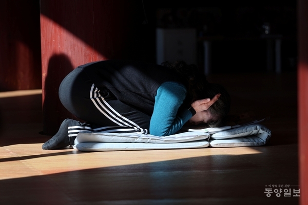 2026학년도 대학수학능력시험을 열흘 앞둔 3일 충북 청주시 서원구 용화사에서 열린 수능 기도에서 한 학부모가 자녀의 학업 성취를 기원하며 절을 하고 있다./사진=조창희 기자