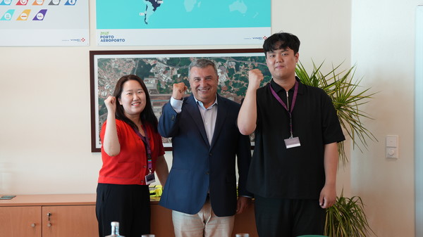 공동취재팀과 루이 알베스(가운데) 포르투 공항장이 인터뷰 후 기념촬영하고 있다. 