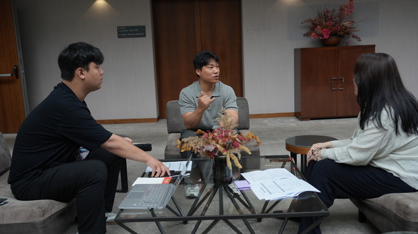 심민성(가운데) 포르투갈 교민과 공동취재팀이 인터뷰를 진행하고 있다.