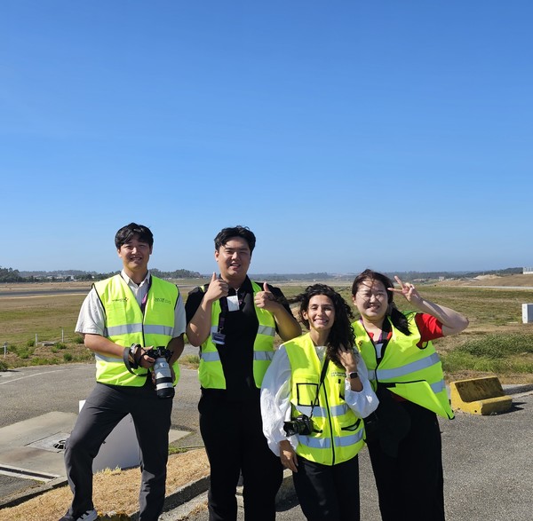 포르투갈  포르투공항 활주로에서 공동취재팀과 포르투공항 관계자가 기념촬영하고 있다. 