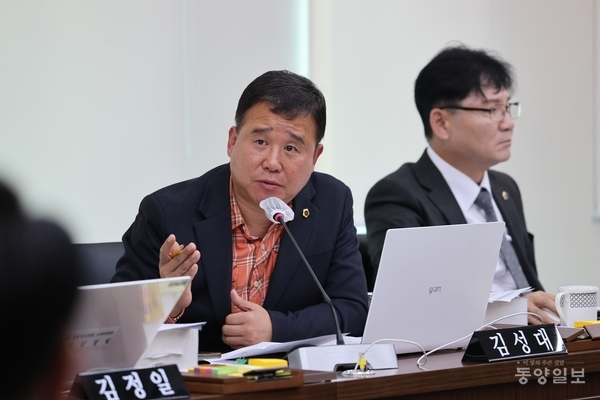 [사진설명] 5일 충북도의회에서 열린 교육위원회 충북교육청 행정사무감사에서 김성대 위원이 질의하고 있다.[사진=조창희 기자]