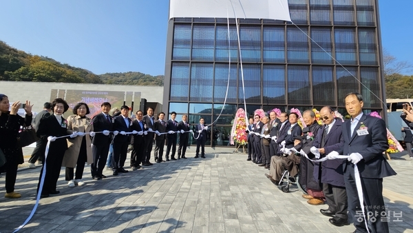 ▲ 송강문화창조마을이 5일 진천 문백 정송강사 일원에서 공식 개관했다. 사진은 송강문학관 제막식 모습. 사진 박현진 기자