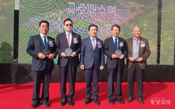 ▲5일 송강문화창조마을 개관식에서 공로패 수상자들이 기념촬영하고 있다. (왼쪽부터)정수용 영일정씨문청공파종중회장, 정우택 전 충청북도지사, 송기섭 진천군수, 정운찬 전 국무총리, 정규택 송강문화진흥원 이사장,