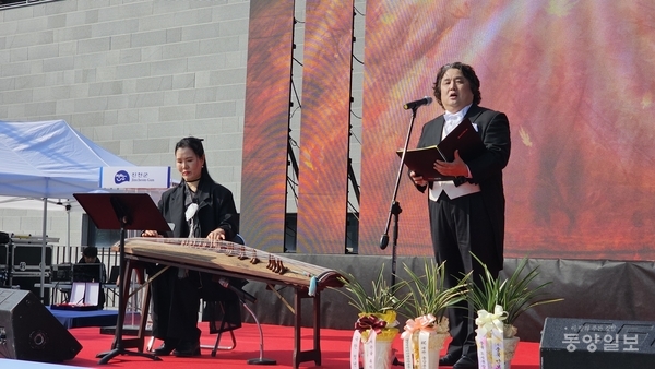 ▲강진모(오른쪽) 성악가가 정태준 곡 '장진주사'를 노래하고 있다.