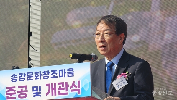 ▲정운찬 전 국무총리가 초대사를 하고 있다.