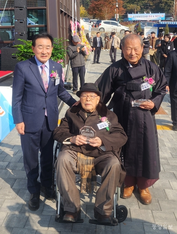 ▲송기섭(왼쪽) 진천군수가 귀중한 유물을 기증한 정하택(가운데)·정태준씨와 기념촬영하고 있다.