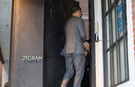 김건희 여사의 각종 의혹을 수사하는 민중기 특별검사팀이 대통령 관저 이전 공사 과정에 관여하며 특혜 의혹을 받는 인테리어 업체 '21그램'에 6일 압수수색을 위해 들어서고 있다.