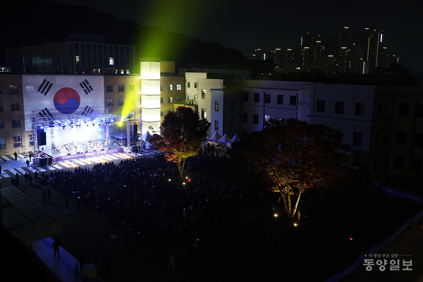 ▲ 지난 6일 충북도청 문화관장815 야외무대서 열린 '청주공항 한마음 음악회'에 1000여명의 도민이 함께 하고 있다.