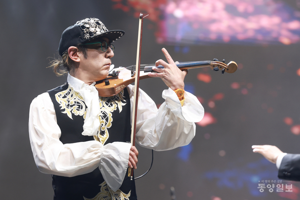 ▲ 지난 6일 충북도청 문화관장815 야외무대서 열린 '청주공항 한마음 음악회'에서 전자바이올리니스트 유진박이 열연하고 있다.