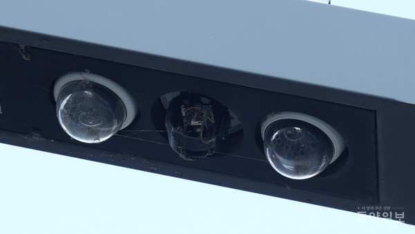 스마트가로등에 달려있는 폐쇄회로티비 일부가 파손된 채 방치되고 있다. 사진 오동연 기자