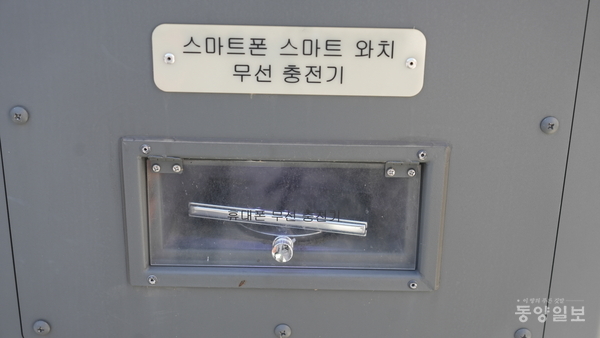 13대의 스마트가로등에 탑재된 무선충전 기능을 이용하려고 스마트폰을 올려놓아도 충전이 되지 않았다. 사진 오동연 기자