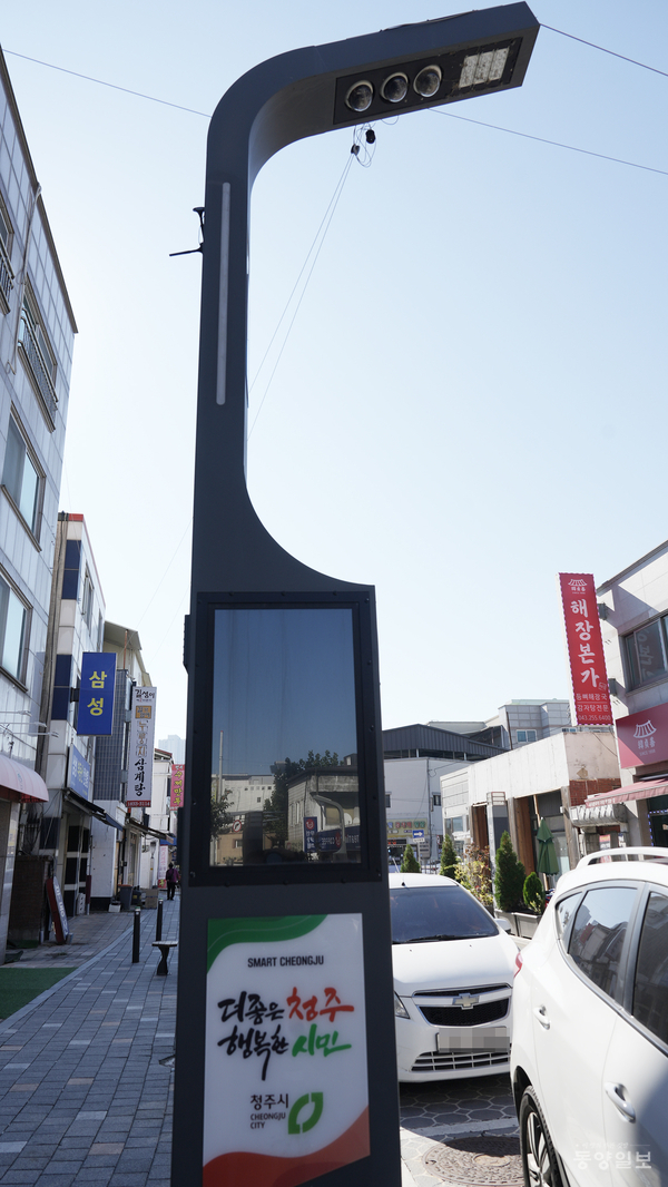 청주 먹자길에 설치된 스마트가로등(스마트폴)의 모습. 사진 오동연 기자