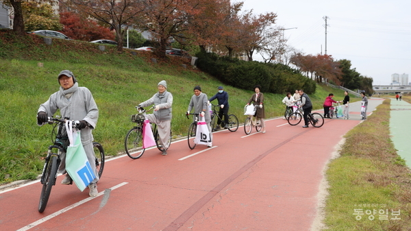▲ 청주 용화사는 지난 8일 전통산사 국가유산 활용사업의 일환으로 ‘무심천 트레킹'(바이클로킹)과 '에코백 만들기’ 행사를 개최했다.