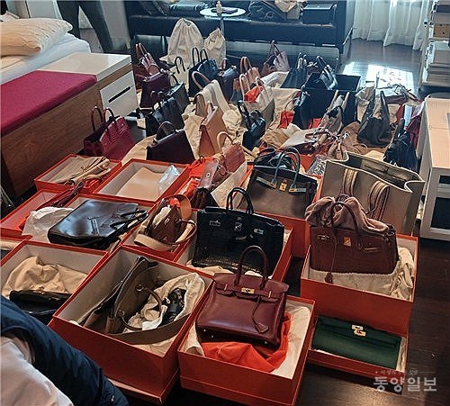 ▲ 국세청은 지난달 20∼31일 7개 광역자치단체와 공조, 재산은닉 혐의가 있는 고액·상습 체납자를 합동 수색했다. 사진은 고가 상가 건물을 팔고도 양도소득세를 신고하지 않고 이를 포함해 세금을 100억원 넘게 체납한 A씨의 실거주에서 발견된 명품 에르메스 가방. 사진/연합뉴스