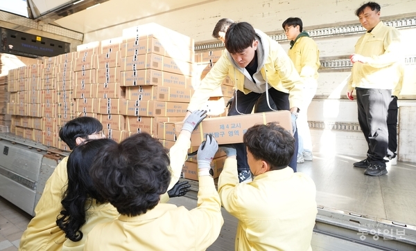 11일 오후 2시께 청주시 서원구 산남동 청주교육지원청에서 직원들이 2026학년도 수능 시험지를 옮기고있다. 조창희 기자 changhee@dynews.co.kr
