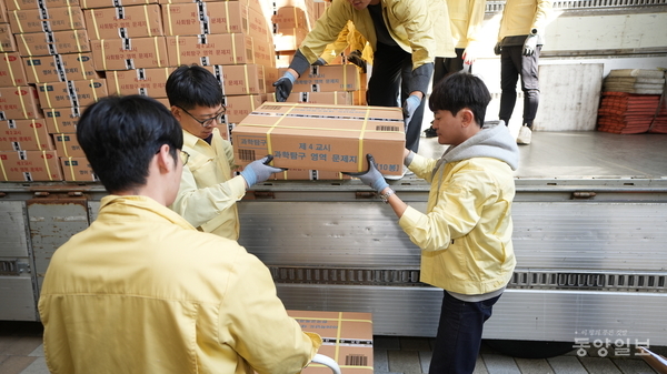 11일 오후 2시께 청주시 서원구 산남동 청주교육지원청에서 직원들이 2026학년도 수능 시험지를 옮기고있다. 조창희 기자 changhee@dynews.co.kr