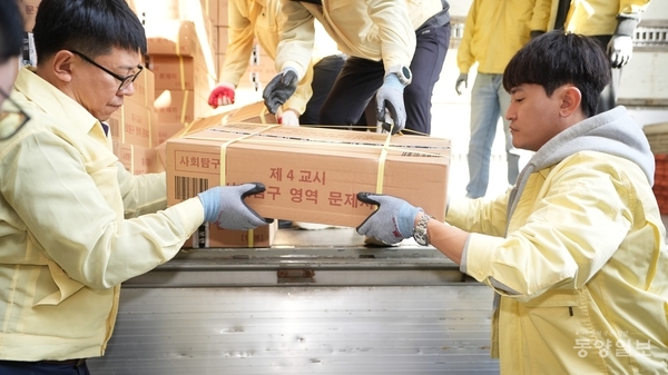 11일 오후 2시께 청주시 서원구 산남동 청주교육지원청에서 직원들이 2026학년도 수능 시험지를 옮기고있다. 조창희 기자 changhee@dynews.co.kr