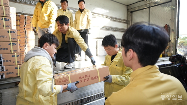 11일 오후 2시께 청주시 서원구 산남동 청주교육지원청에서 직원들이 2026학년도 수능 시험지를 옮기고있다. 조창희 기자 changhee@dynews.co.kr