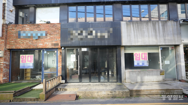 ▲ 중국발 e커머스 등장으로 오프라인 매장을 찾는 손님들은 점차 줄어들고 있다. 사진은 청주시 상당구 북문로에 위치한 의류 가게들이 줄줄이 폐업된 채 임대 현수막이 붙어있다. /사진 조창희 기자