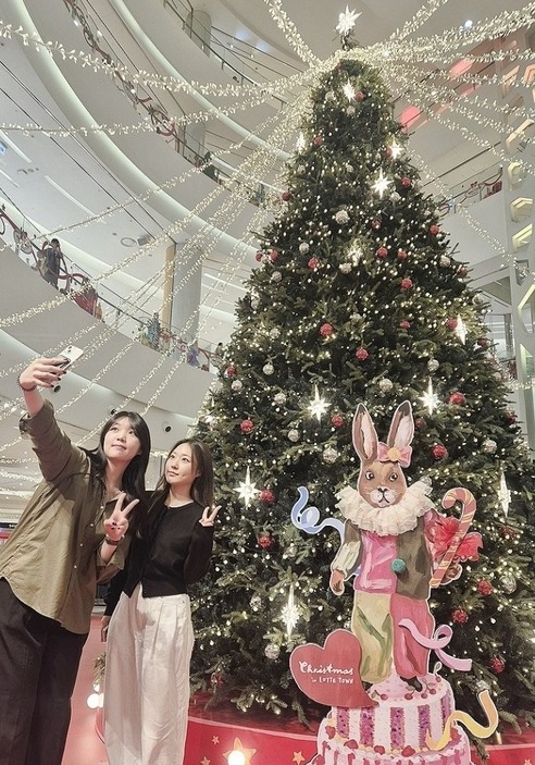 롯데백화점 광복점은 아쿠아몰에 '스위트 홀리데이(Sweet Holidays)'를 주제로 대형 크리스마스트리를 설치했다고 11일 밝혔다.