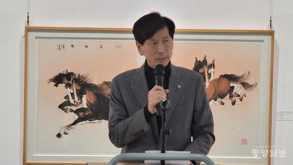 ▲13일 오후 3시 청주예술의전당 대전시실에서 열린 청주문화원 주최 2회 청주시민소장전 '빗장, 열다' 개전식에서 강전섭 청주문화원장이 인사말을 하고 있다.