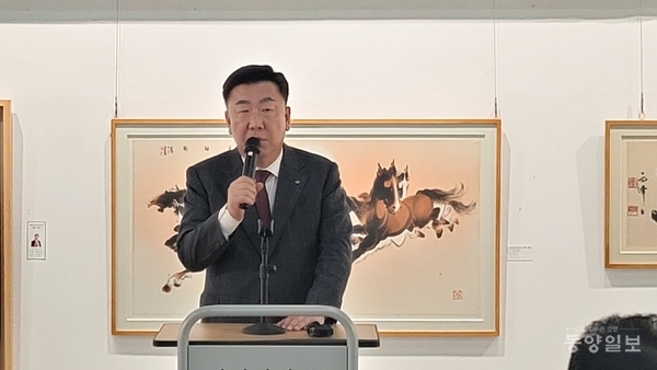 ▲13일 오후 3시 청주예술의전당 대전시실에서 열린 청주문화원 주최 2회 청주시민소장전 '빗장, 열다' 개전식에서 이범석 청주시장이 인사말을 하고 있다.