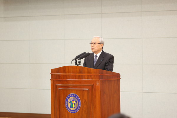 조철호 동양일보 회장이 14일 충북교육청 화합관에서 열린 시상식에서 인사말을 하고 있다. 