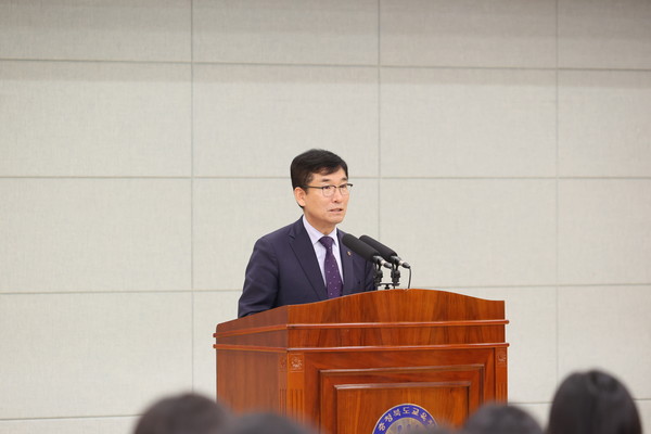 윤건영 교육감이 14일 시상식에서 격려사를 하고 있다.