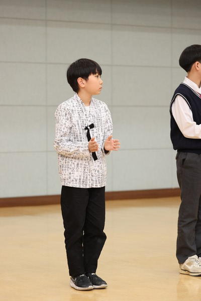 박윤호(청주 만수초 3년) 군이 14일 열린 시상식에 한글이 적혀있는 한복을 입고 수상 차례를 기다리고 있다.  