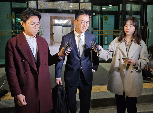 대검찰청 차장검사로 임명된 구자현 서울고검 검사장이 14일 서울 서초구 서울고등검찰청사를 나서며 취재진 질문에 답하고 있다. [사진=연합뉴스]