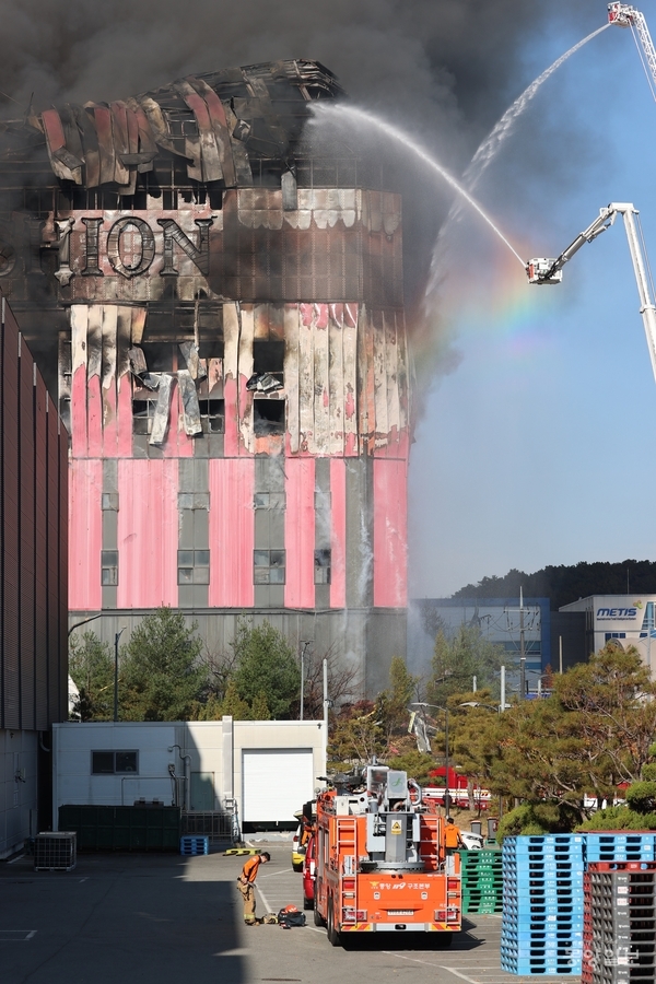 15일 오전 11시께 충남 천안시 동남구 풍세면 이랜드패션 물류센터 화재현장에서 사다리차가 물을 뿌리고 있다.[사진=조창희 기자]