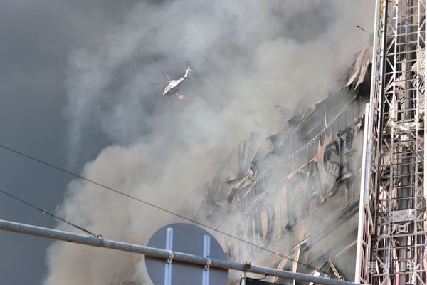 15일 오전 11시께 충남 천안시 동남구 풍세면 이랜드패션 물류센터 화재현장에서 소방헬기가 물을 뿌리고 있다.[사진=조창희 기자]