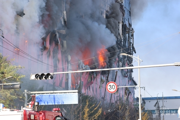 15일 오전 11시께 충남 천안시 동남구 풍세면 이랜드패션 물류센터 화재현장에서 불길이 건물 밖으로 뿜어져 나오고 있다.[사진=조창희 기자]
