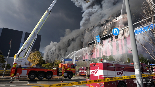 15일 오전 11시께 충남 천안시 동남구 풍세면 이랜드패션 물류센터 화재현장.[사진=조창희 기자]