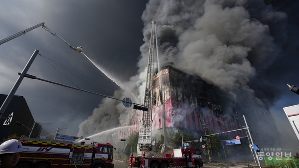 15일 오전 11시께 충남 천안시 동남구 풍세면 이랜드패션 물류센터 화재현장.[사진=조창희 기자]
