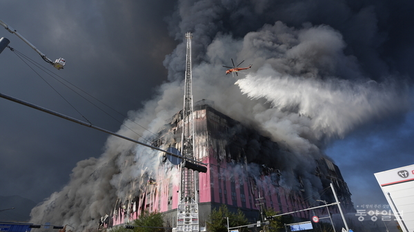 15일 오전 11시께 충남 천안시 동남구 풍세면 이랜드패션 물류센터 화재현장.[사진=조창희 기자]