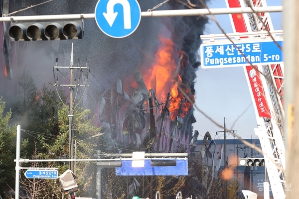 15일 오전 11시께 충남 천안시 동남구 풍세면 이랜드패션 물류센터 화재현장에서 불길이 건물 밖으로 뿜어져 나오고 있다.[사진=조창희 기자]