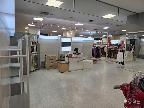 지난 14일 홈플러스 동청주점 내 입점한 매장이 철수하고 있다. /사진 홍승태 기자