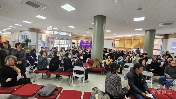 ▲ '2025 충북여성생애구술사 이야기마당'이 18일 오후 2시 충북미래여성플라자에서 열려 구술 참여자들과 자녀, 시민 등 200여명이 함께했다. 사진 박현진 기자