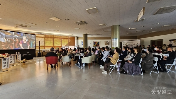 ▲18일 오후 2시 충북미래여성플라자에서 열린  '2025 충북여성생애구술사 이야기마당'에서 200여명의 참가자들이 구술 참여자의 영상을 시청하고 있다. 사진 박현진 기자